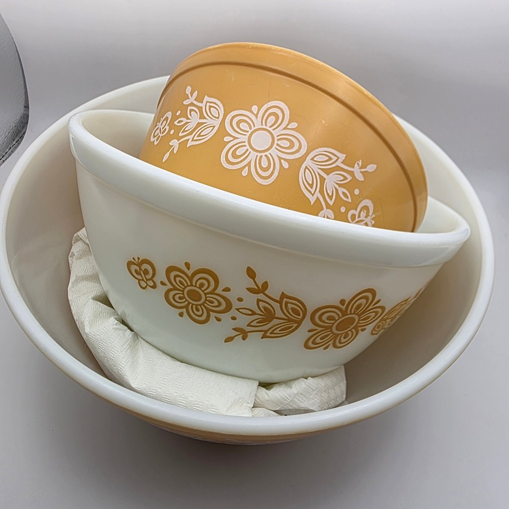 Vintage Pyrex Butterfly Gold Nesting Mixing Bowl Set of 3 Milk Glass MCM 70s - Picture 2 of 12